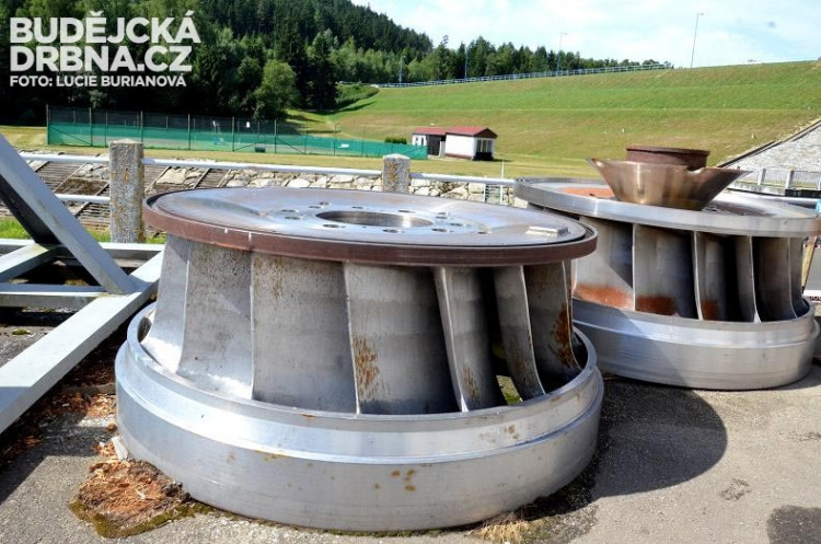 Demontované oběžné kolo turbíny - 17 lopatek, hmotnost sedm tun