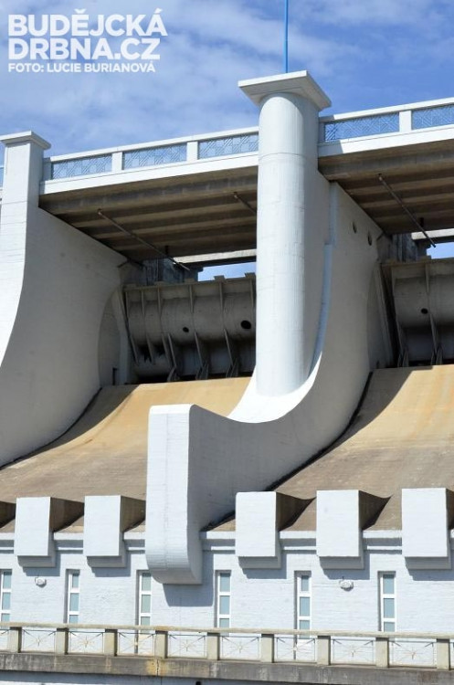 Lipenská hráz je 25 metrů dlouhá, 10 metrů široká a v koruně vysoká 296 metrů