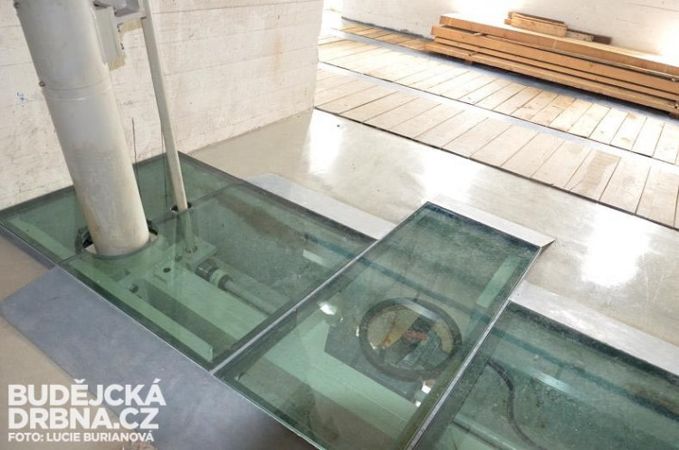 Nově instalované ovládání a monitoring průtoku vody umístěné v podlaze hráze