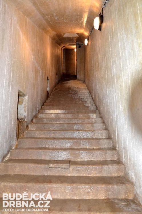 Schody kopírující boční profil hráze