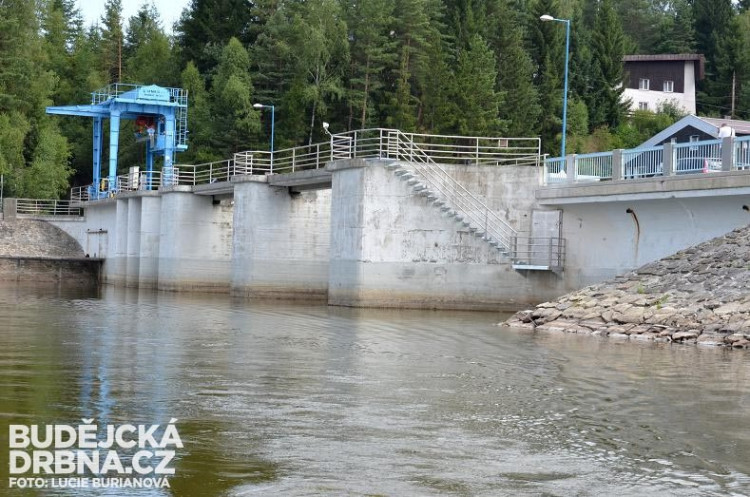 Hráz přehrady Lipno