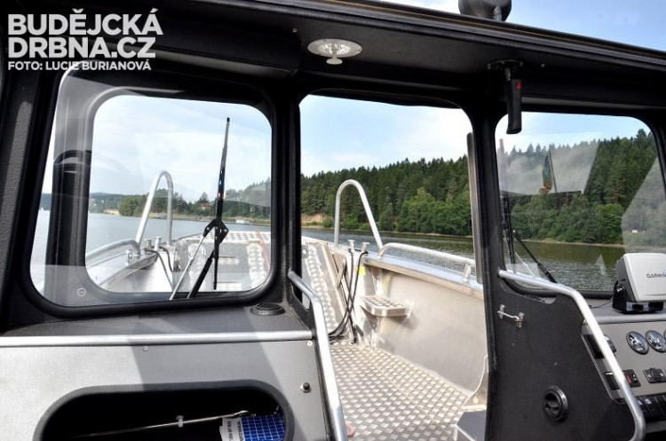 Na hladinu Lipna jsme se vydali ve služebním člunu Povodí Vltavy s.p.