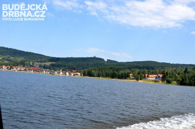 Vodní plocha jezera má v nejdelší části délku 44 kilometrů a šířku 10 kilometrů