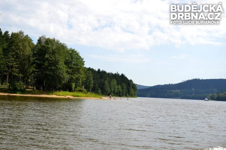 Lipno charakterizují velké oficiální pláže i malé travnaté plochy