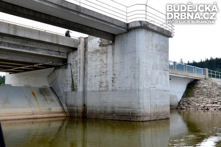 Hráz z pohledu od jezera