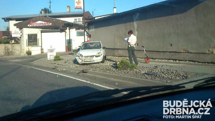 Do zaparkovaného Opelu Corsa narazil Volkswagen Passat