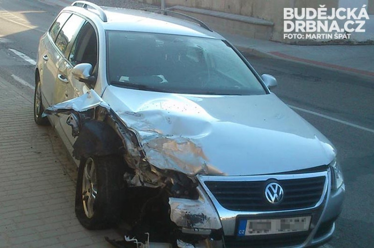 Do zaparkovaného Opelu Corsa narazil Volkswagen Passat