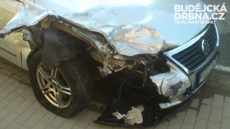 Do zaparkovaného Opelu Corsa narazil Volkswagen Passat