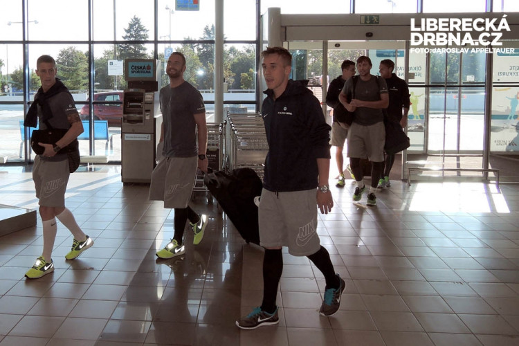 V popředí ve slušivých podkolenkách Josef Šural