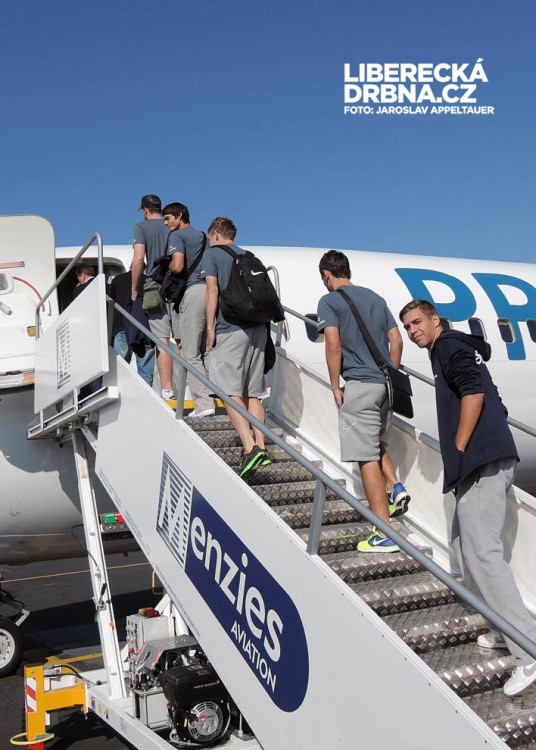 Fotbalisté nastupují do letadla. Jako poslední jde mladík Hdaščok