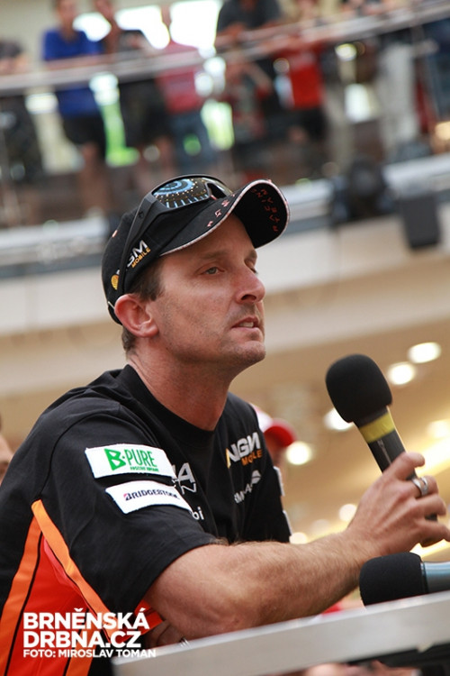 Mazák Colin Edwards by klukům z nižších kategorií mohl dělat tátu, ale pořád je dost rychlý