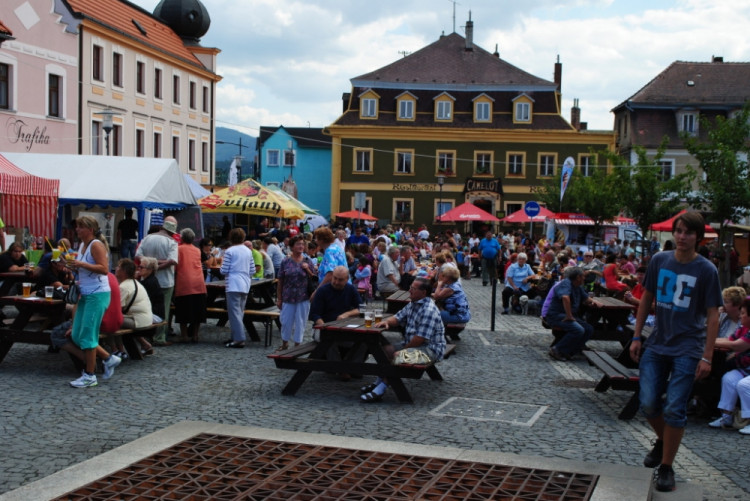 Náměstí bylo v sobotu odpoledne zaplněné