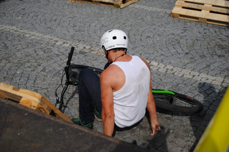Někteří se nevyhnuli těžkým pádům a jen těžce se zvedali