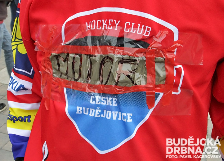 Oslavný pochod fanoušků znovuzrozeného Motoru