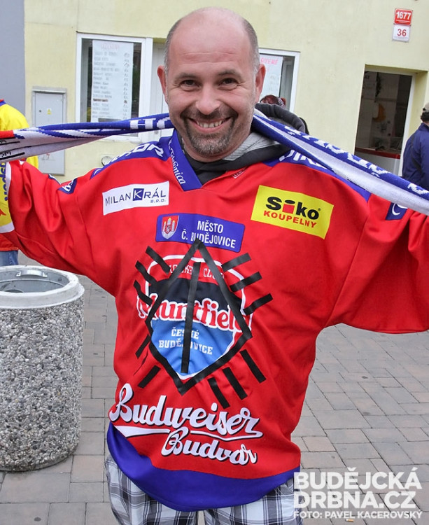 Oslavný pochod fanoušků znovuzrozeného Motoru