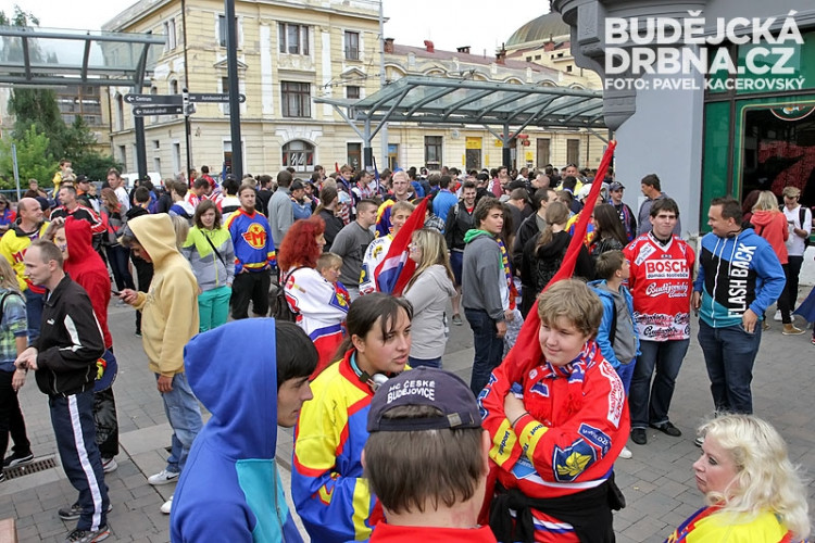 Oslavný pochod fanoušků znovuzrozeného Motoru