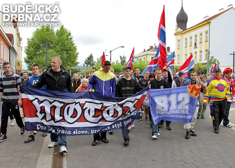 Oslavný pochod fanoušků znovuzrozeného Motoru