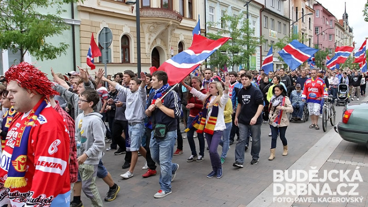 Oslavný pochod fanoušků znovuzrozeného Motoru