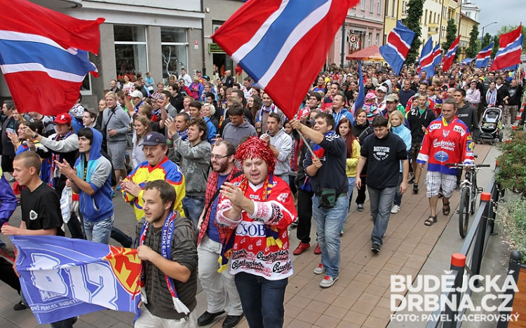 Oslavný pochod fanoušků znovuzrozeného Motoru
