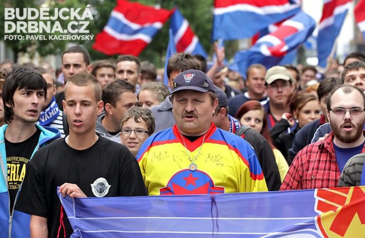 Oslavný pochod fanoušků znovuzrozeného Motoru