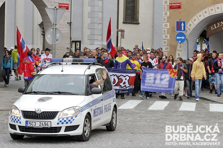 Oslavný pochod fanoušků znovuzrozeného Motoru