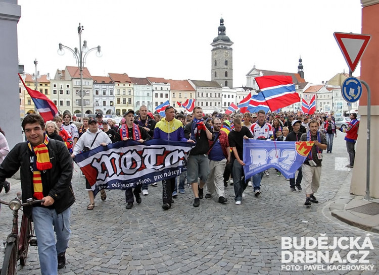 Oslavný pochod fanoušků znovuzrozeného Motoru