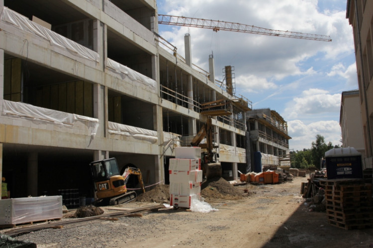 Betonování čtvrtého podlaží je téměř u konce