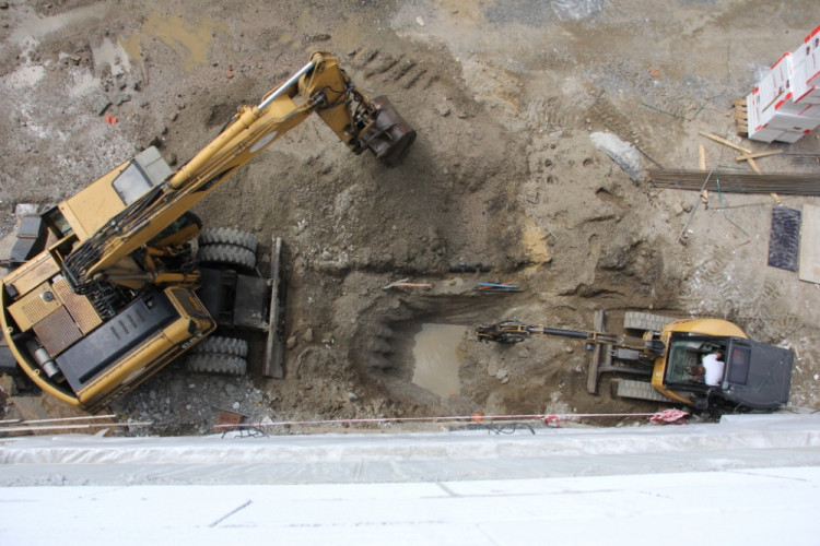 Dialog bagrů ze čtvrtého podlaží budovy G