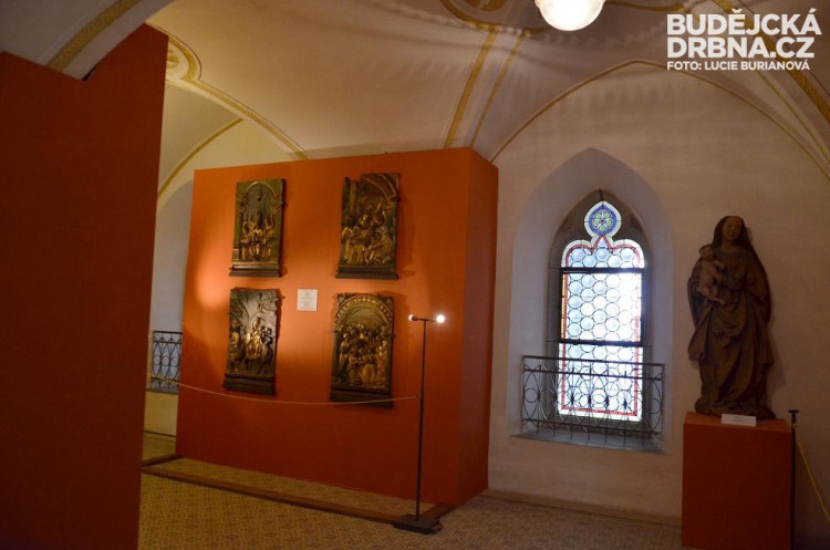 Expozici podrthuje jednoduchost prezentace výtvarných artefaktů