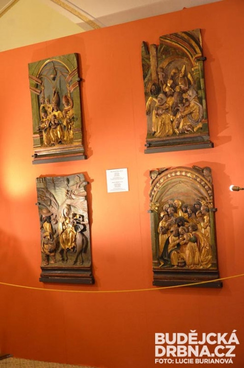 Vystaveny jsou i dřevořezby