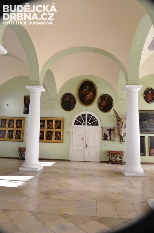 I tato expozice je charakterizována jednoduchou instalací