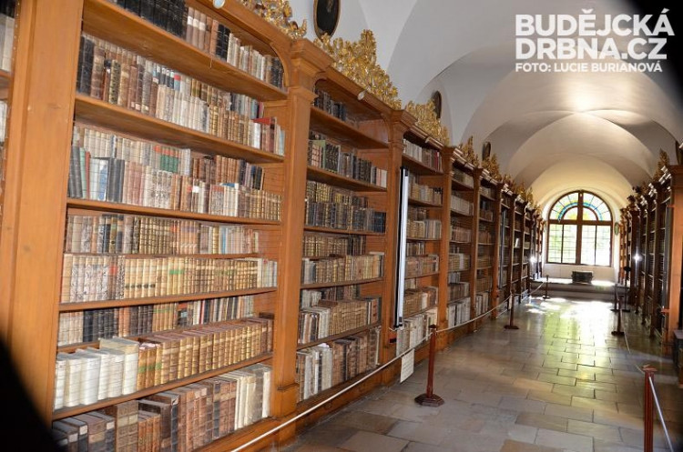 Knihovna obsahuje desetitisíce knih