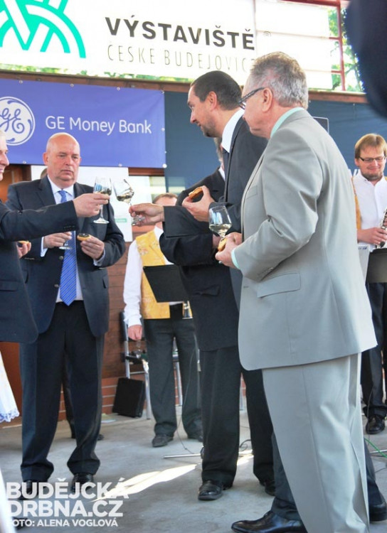 Každý dostal sklenku vína a koláček