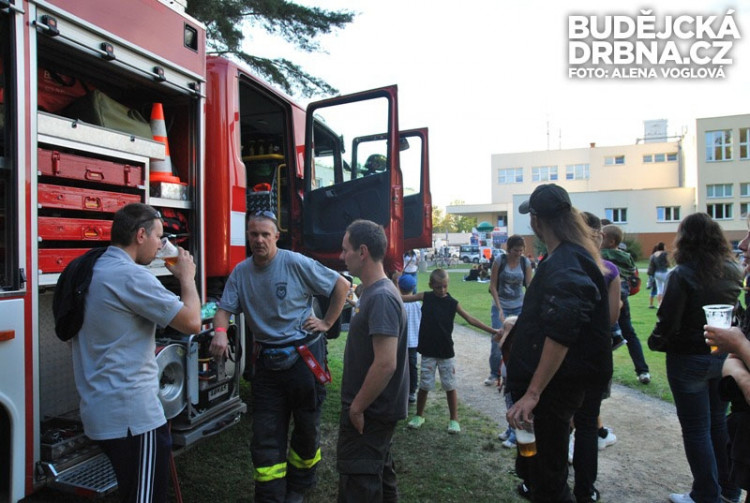 Hasiči nechali děti prošmejdit jejich auto