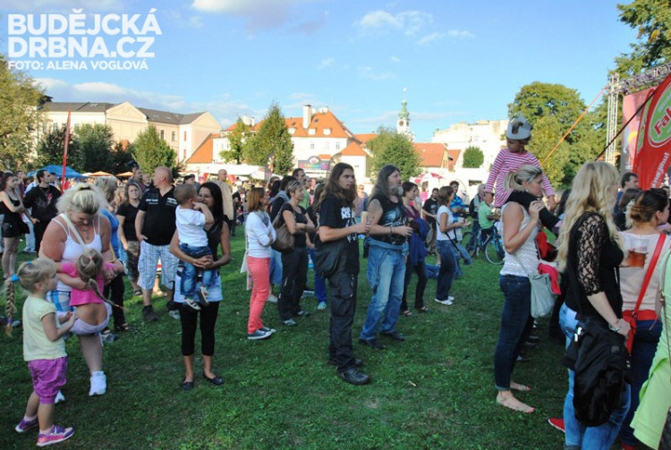 Odpoledne se před pódiem dalo ještě normálně chodit