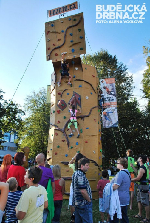 Pro děti byla přichystána lezecká stěna