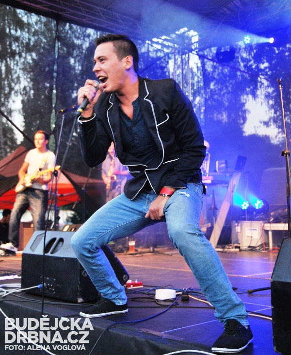 Zpěvák Pub Animals Pavel Podruh tradičně na pódiu řádil