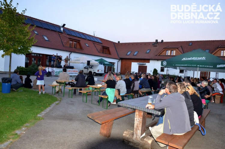 Koncert skupiny Hop Trop na pivovarském dvoře 1. českobudějovického minipivovaru Kněžínek