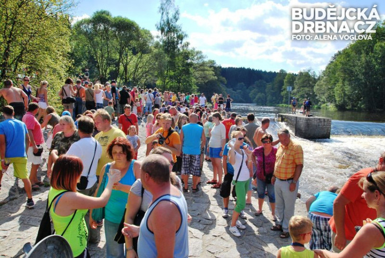 Na Herbertově byla silnice ucpaná, zájem vidět plavidla byl veliký