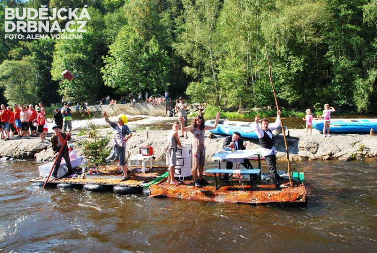 Vánoční plavidlo, rozhazovalo publiku zabalené dárky