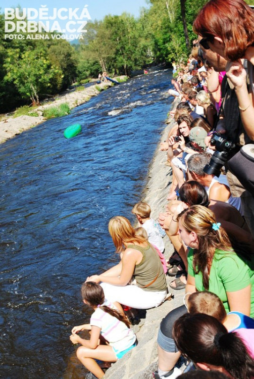 Vodáci měli na herbertovském jezu větší problémy, než kuriózní plavidla