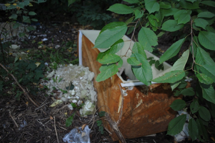 Tady je i kus ledničky