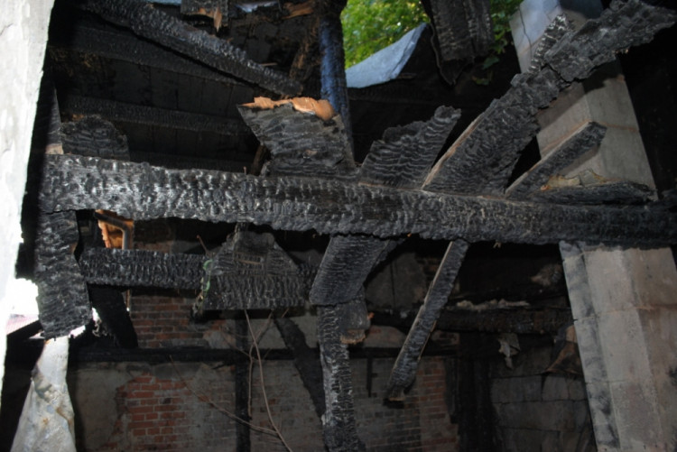 Požár vznikl někde v těchto místech