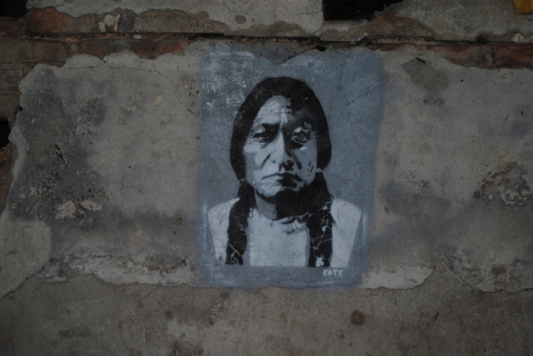 Na ruinu dohlíží náčelník Siouxů Sedící Býk