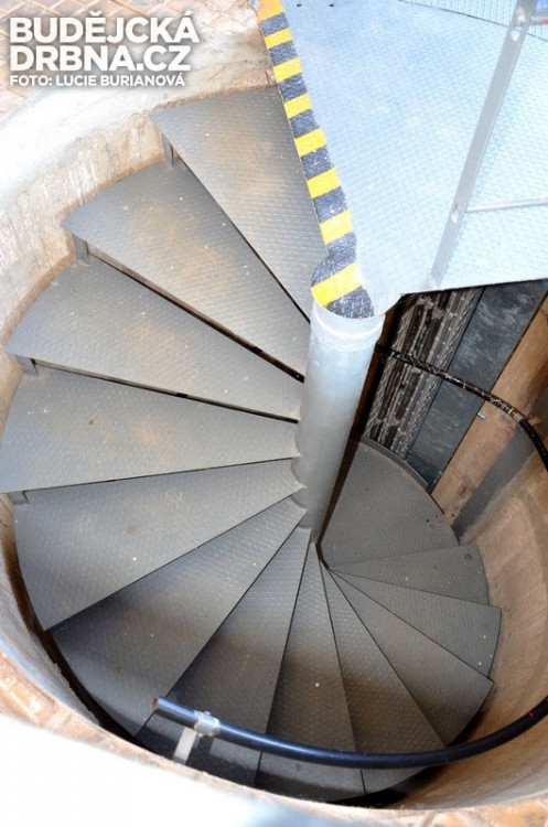 Schody do dolní části věže