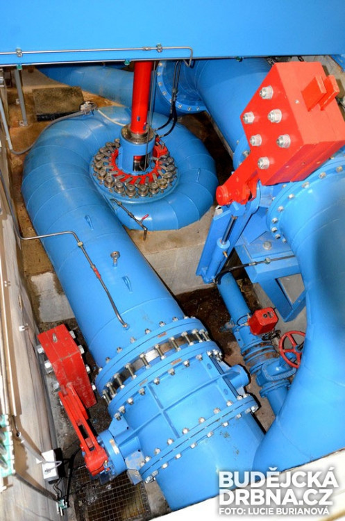 Elektrárna je osazena dvěma soustrojími Francisových turbín