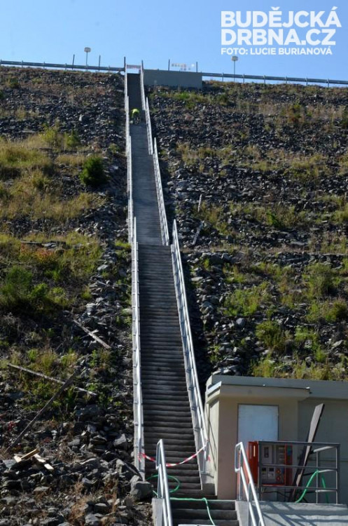 Schody ne do nebe, ale na hráz