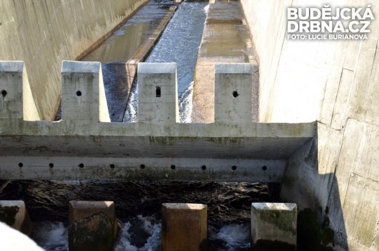 Detail základových výpustí, jejich kapacita spolu s odtokem z MVE je 85 kubíků za sekundu