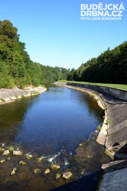 Po odtoku dolní výpustí teče voda korytem Malše k Vidovu, Plavu, Roudnému,...