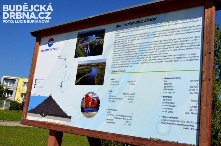 Některé tabule informují o přehradě